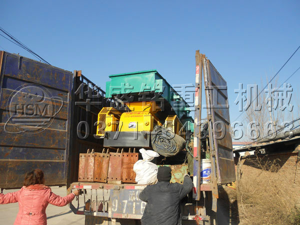 對輥破碎機(jī)和兩臺直線篩發(fā)貨現(xiàn)場7.jpg